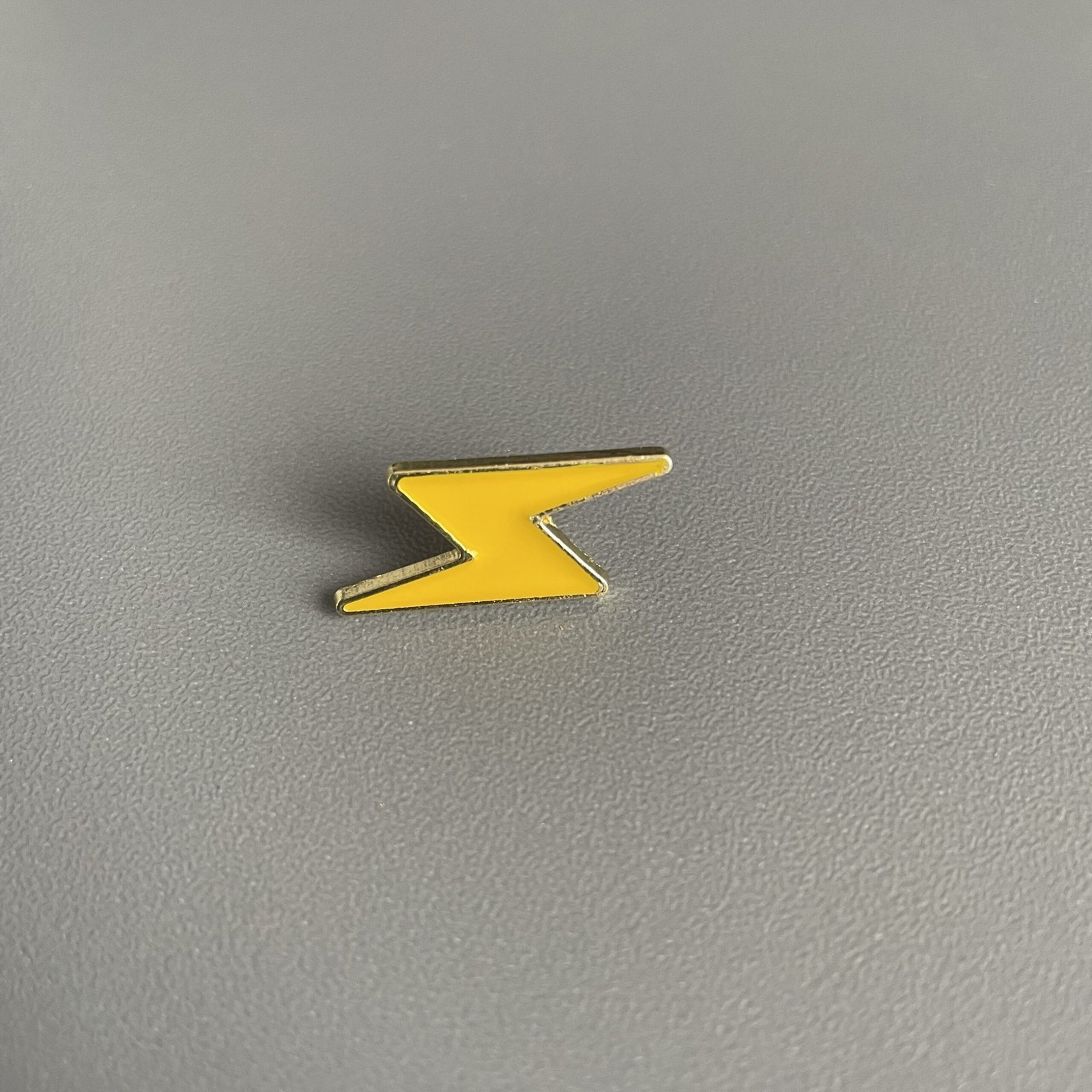 Ženkliukas žaibas – stilingas emaliuotas pinas - Image 2