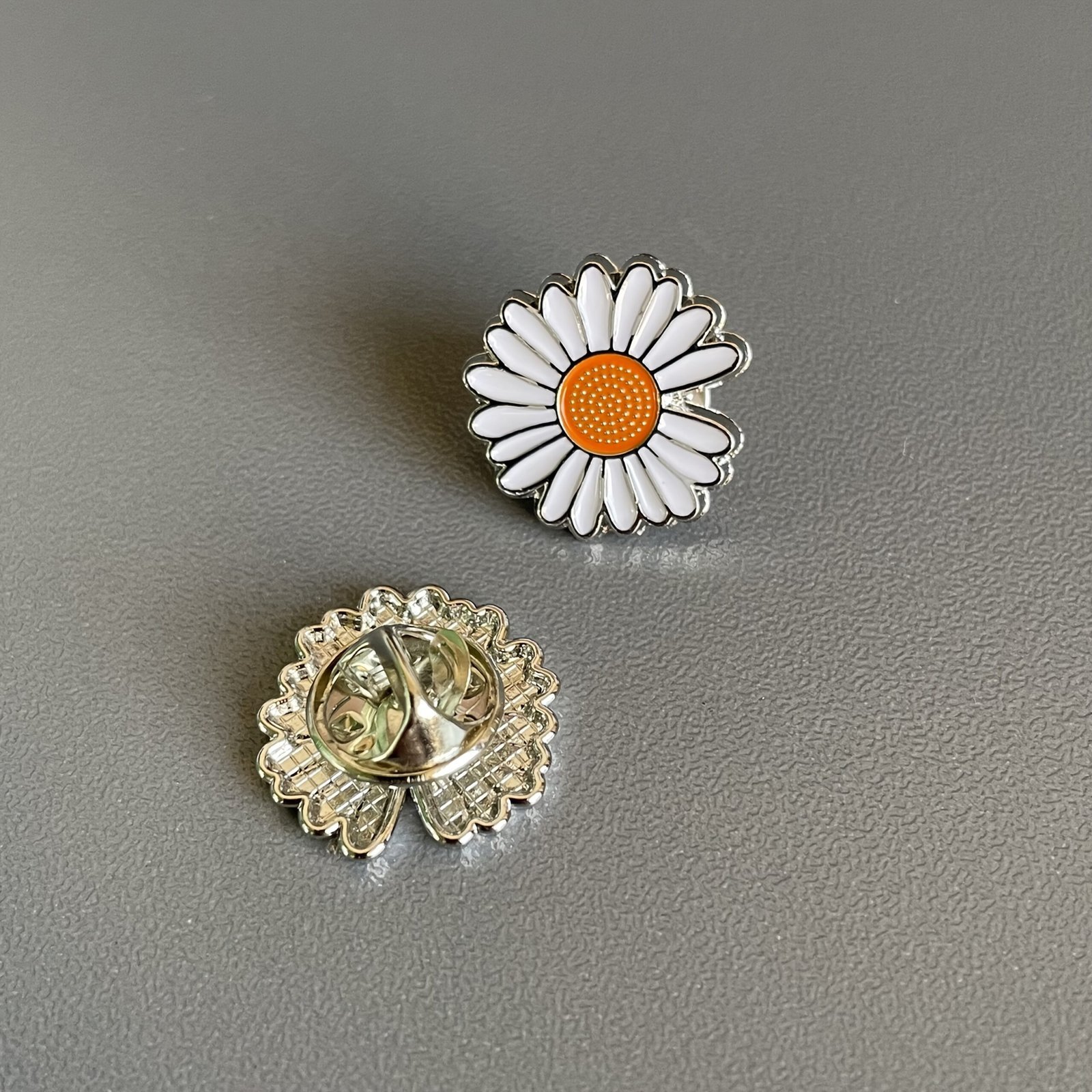 Ramunėlės ženkliukas – elegantiškas baltas 'pinas' - Image 6