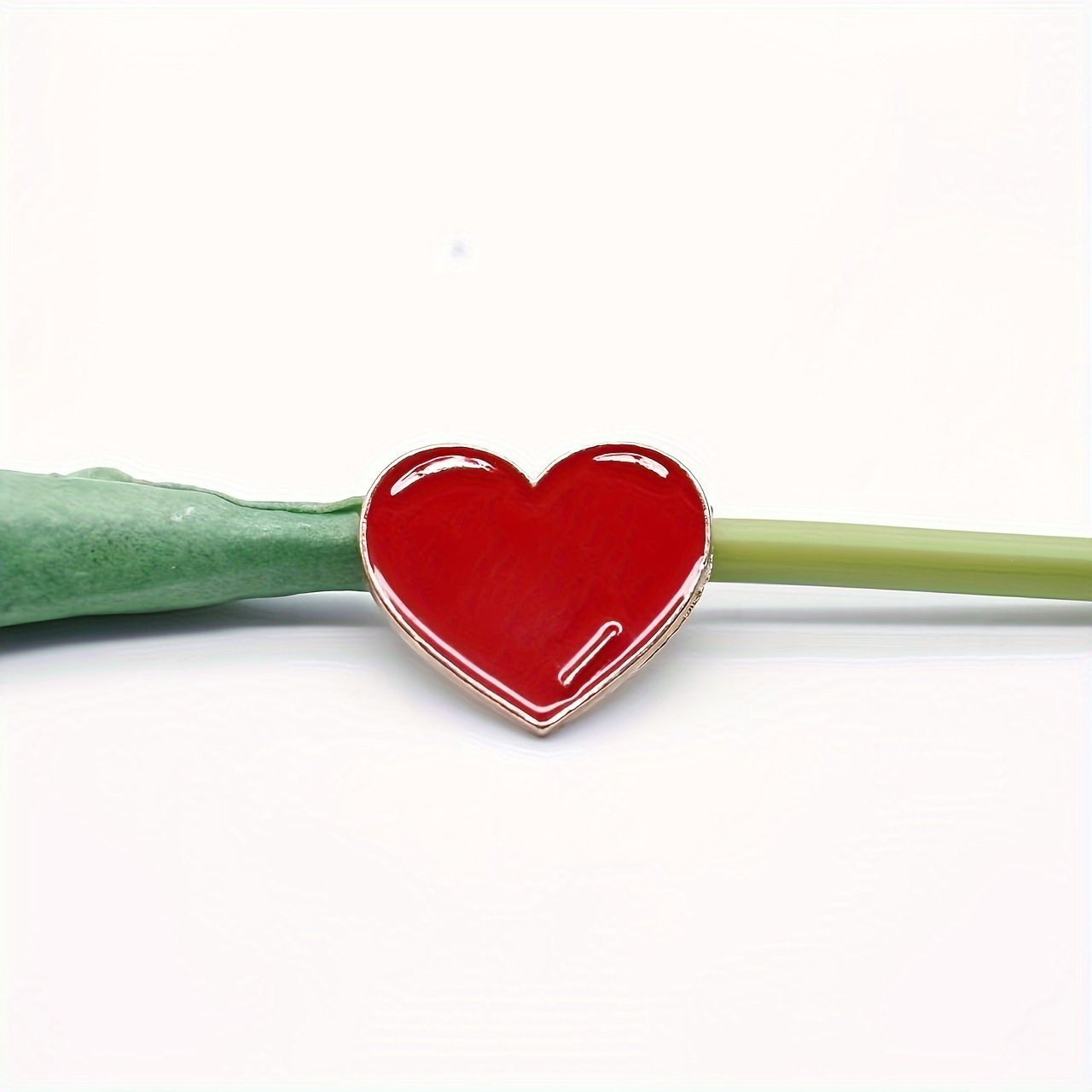 Raudonos širdelės ženkliukas