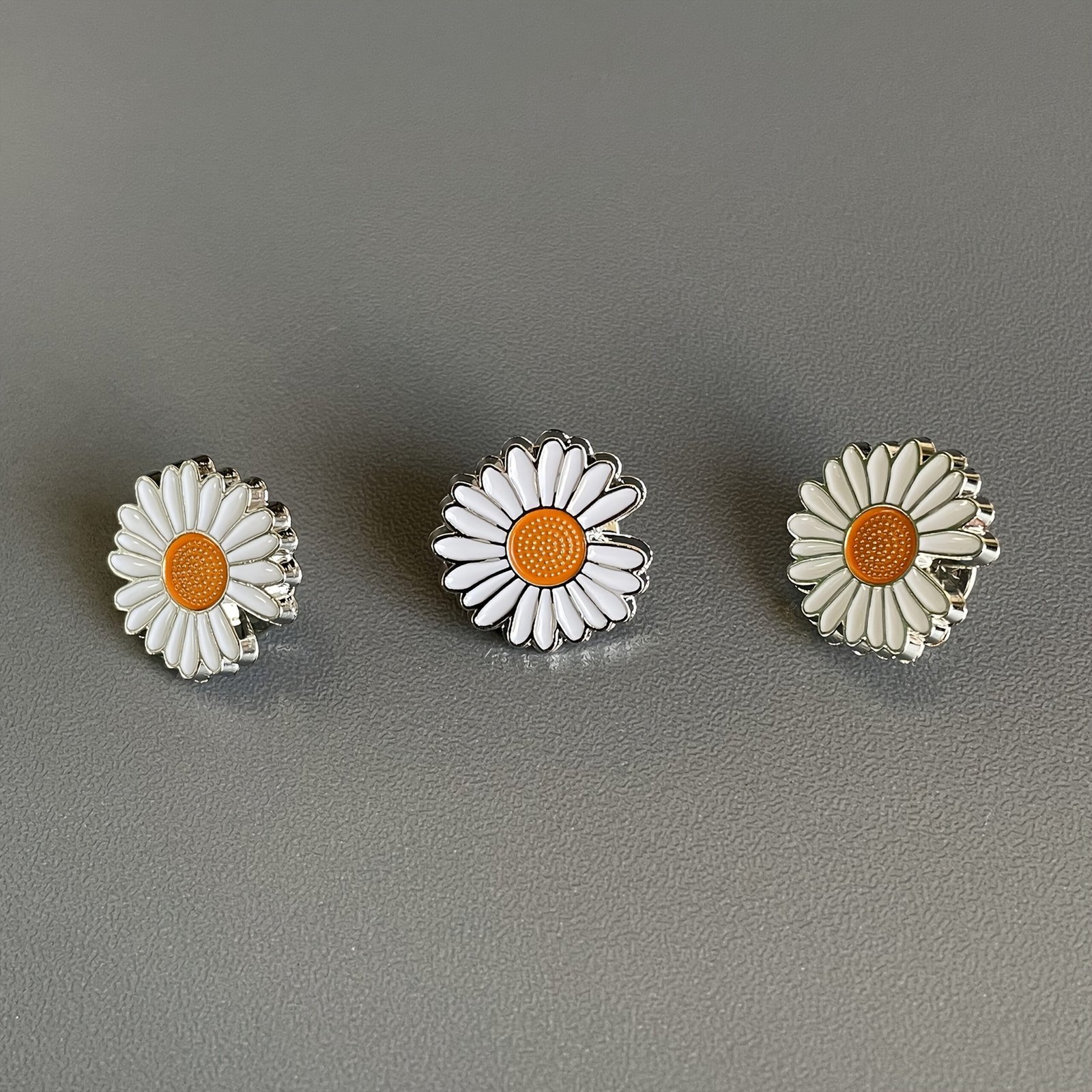 Ramunėlės ženkliukas – elegantiškas baltas 'pinas' - Image 5