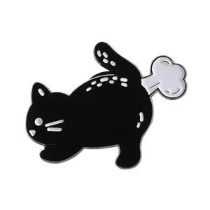 Juodo katino emaliuotas ženkliukas vaizduojantis beždantį katinėlį, juokinga metalinė segė katinas, funny black cat fart enamel pin, stilingas aksesuaras.