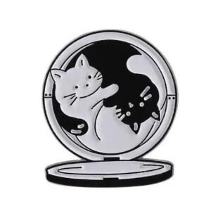 In ir Jang (Yin Yang) kačių emaliuotas ženkliukas, juoda ir balta katė segė, simbolinis pinas, harmoningas aksesuaras kuprinei, enamel pins Lietuva, estetiški ženkliukai.