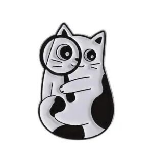 Baltas katinas su didinamuoju stiklu emaliuotas ženkliukas, detektyvas katinas segė, white cat magnifying glass enamel pin, originali dovana, stilingas aksesuaras kuprinei, pinai Lietuva.