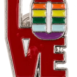 LOVE emalio segė pride – raudonos LOVE raidės su vaivorykštės spalvomis raidėje O kietojo emalio pin'as sidabriniu pagrindu