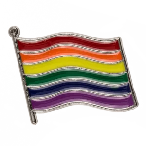 Pride vėliavos pin'as ant stiebo – plevėsuojanti šešių spalvų rainbow vėliava sidabriniu stiebuku kietojo emalio segė