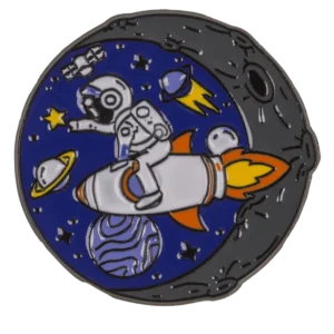 Kosmoso ženkliukas raketa – astronautas ant raketos tarp planetų žvaigždžių ir kometų apvalus emalio pin'as