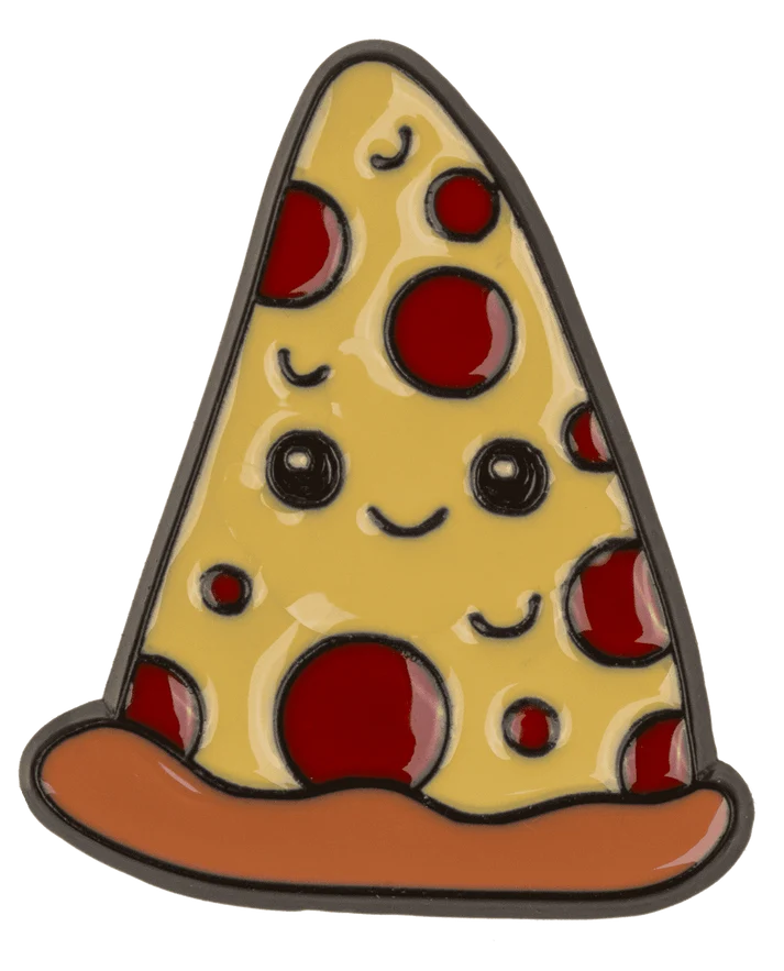 Pizza ženkliukas kawaii pin – šypsantis pepperoni picos griežinėlis su sūriu ir veideliu kietojo emalio segė tamsiu pagrindu