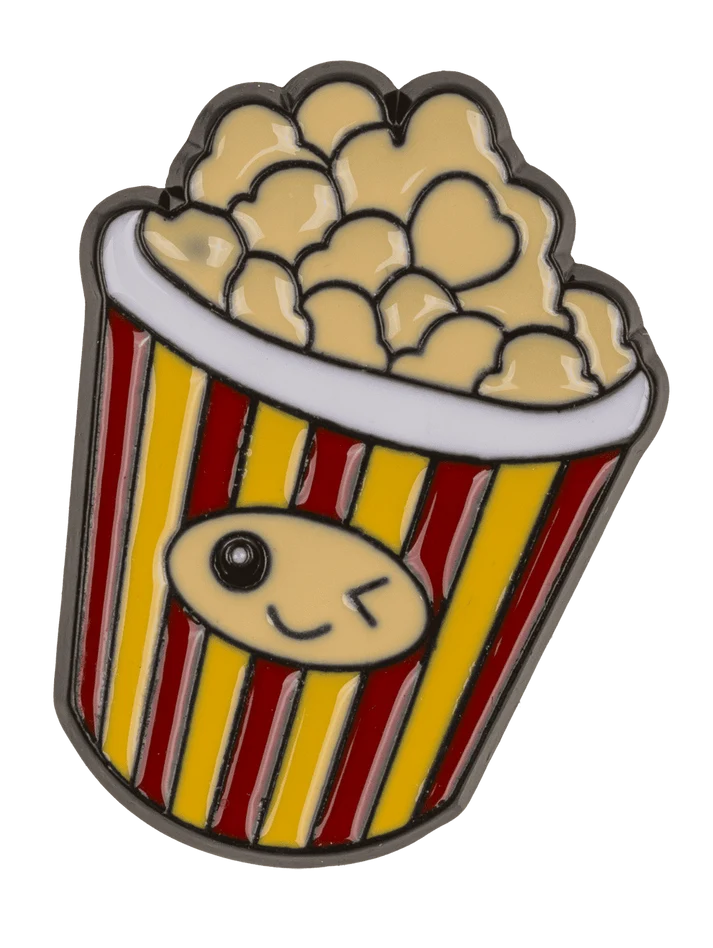 Popcorn ženkliukas kawaii pin – šypsantis spragėsių kibiras su raudonomis geltonomis juostomis ir veideliu kietojo emalio segė