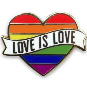 Love is love pin'as širdis – vaivorykštės spalvų širdis su balta juostele ir užrašu kietojo emalio segė tamsiu pagrindu