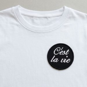 C'est la vie lopas ant baltų marškinėlių