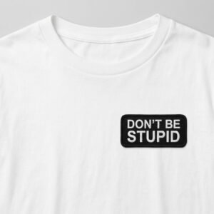 Don't Be Stupid antsiuvas ant baltų marškinėlių